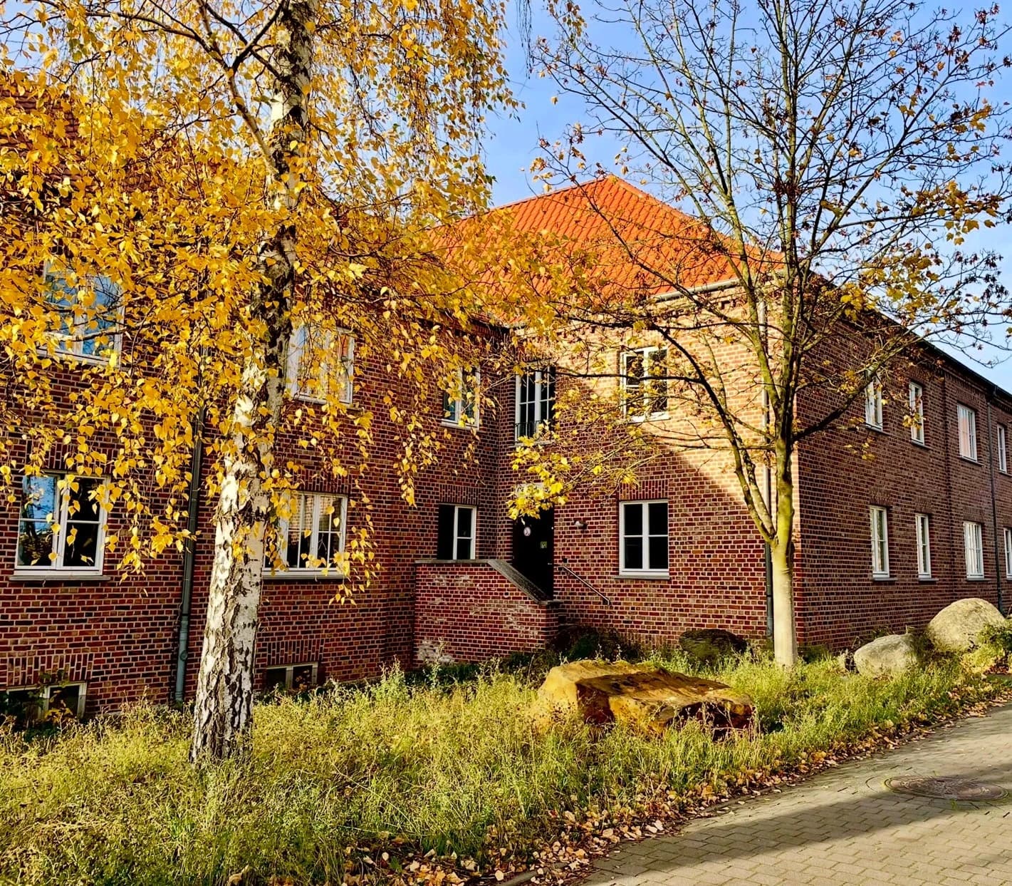 Blick auf das Gebäude des Landesamts für Umwelt, Naturschutz und Geologie an einem Herbsttag in Güstrow.